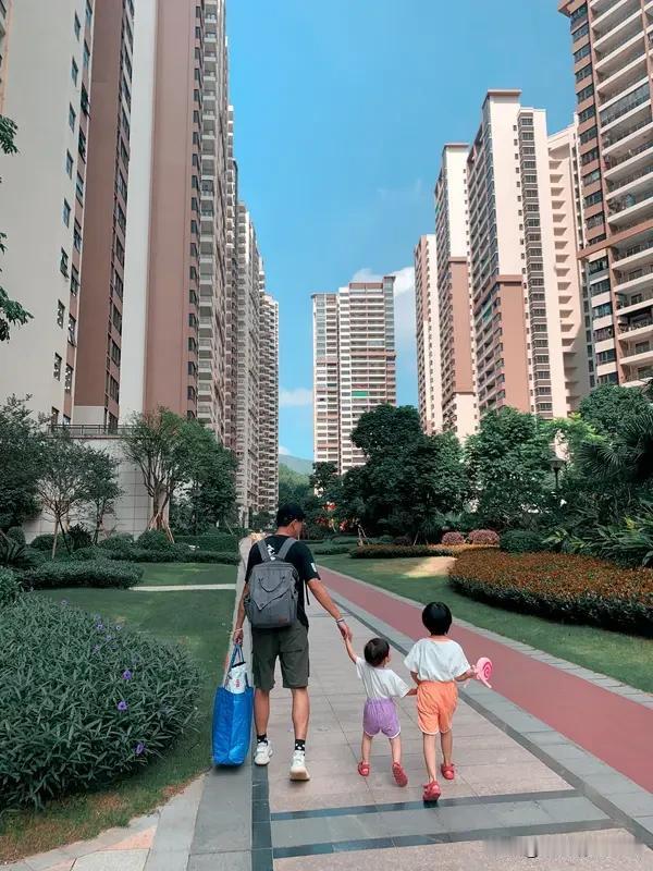暑假带娃，简直是一场“硬仗”。好多家长为了让娃不虚度时光，给报了各种补习班、兴趣