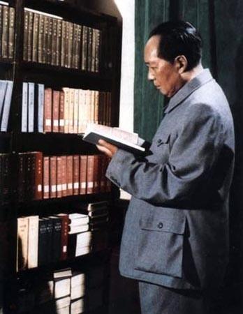 毛主席说：“千万不要忘记阶级斗争”。
从历史和现实的角度出发，阶级与阶级间的矛盾