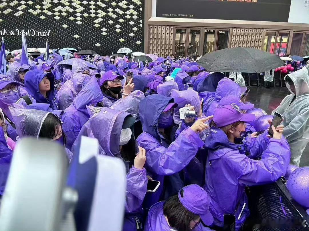 邓为雨中为粉丝鞠躬 邓为雨中鞠躬这一幕看哭！数百钻石冒雨守候，他用最郑重的礼节回