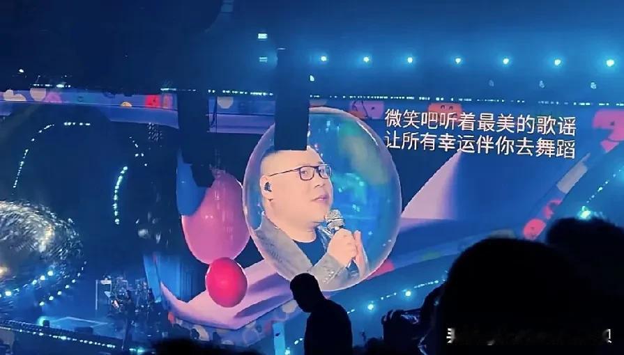 线上看完了岳云鹏的演唱会，我只能说，唱成这样都能爆满，有钱人还是多啊！[呲牙]