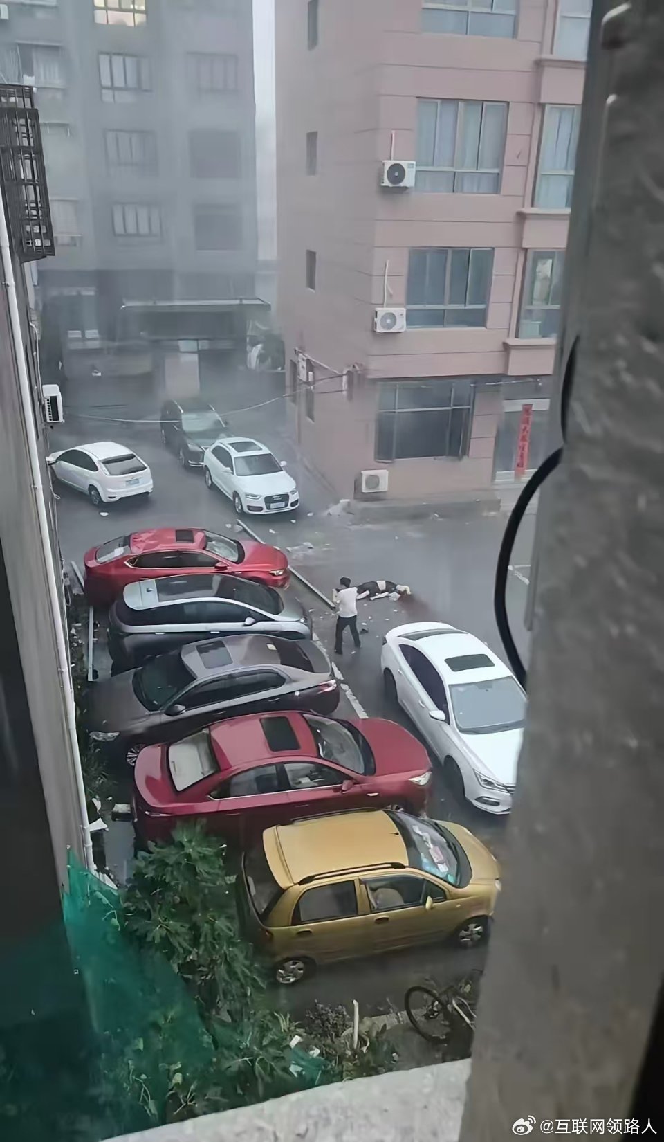 台风登陆前后千万别外出台州椒江有个人出去被掉下来的钢管给砸没了。说是他以为台风白