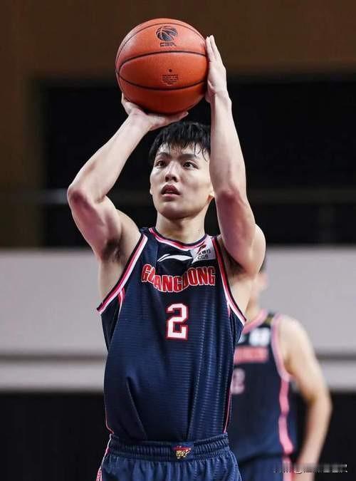 徐杰身高不占优，却以超高球商与冷静节奏立足CBA，是广东队后场大脑。他控球稳、传