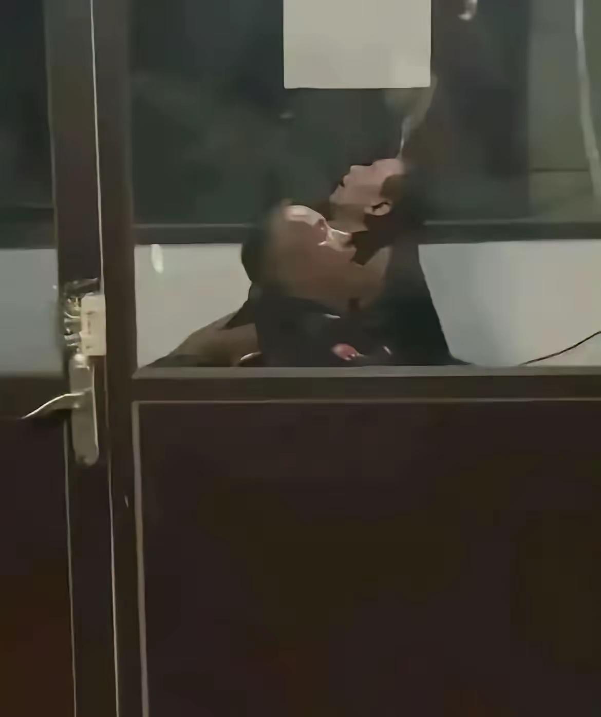 挣钱不多，睡觉娱乐！
小区保安挣钱不多，睡觉娱乐成了常态，其实背后满是无奈。很多