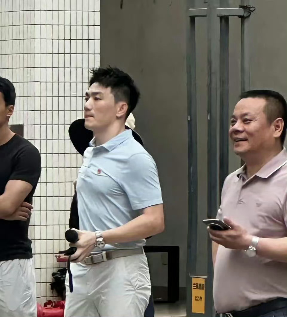 张馨予的老公居然这么高啊 身材样貌不输内娱明星 