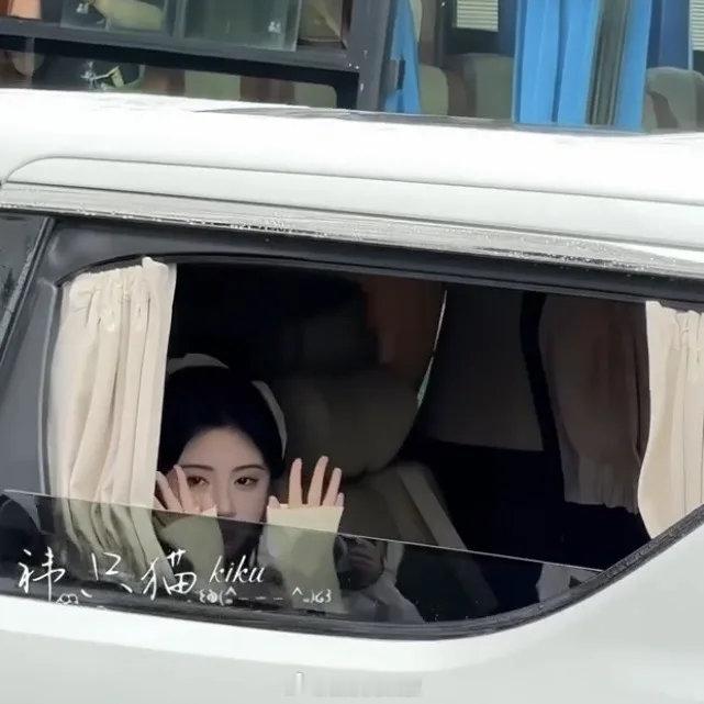 鞠婧祎被追车吓到不敢坐起来我真的很心疼这个鞠婧祎！孩子被昨天追车的搞怕了，今天出