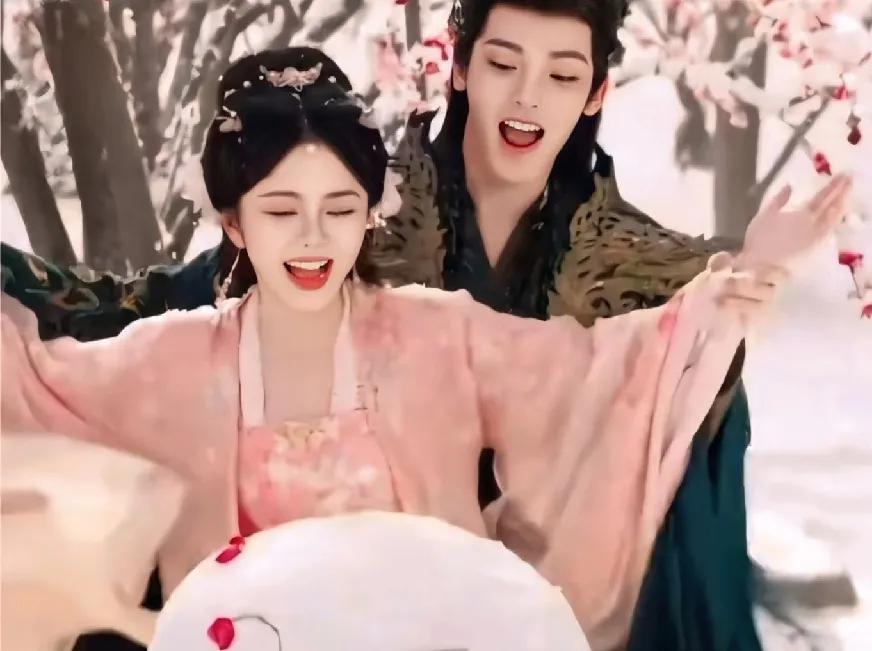 我是颜控，奔着谭松韵侯明昊颜值看的逍遥，奈何这剧情真的得掐着腿看。
两人在剧里，