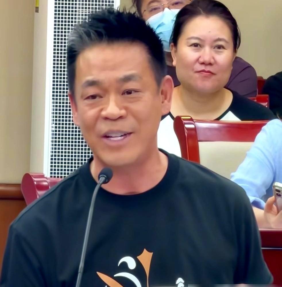 说他这是舍本逐末，我第一个不同意。

58岁的孙浩，为演个秦腔男旦，把自己扔剧团