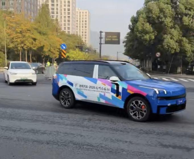 杭马快被这家车企包场了2025 杭马直接被杭州车企 “承包” 了！赛道上到处都是