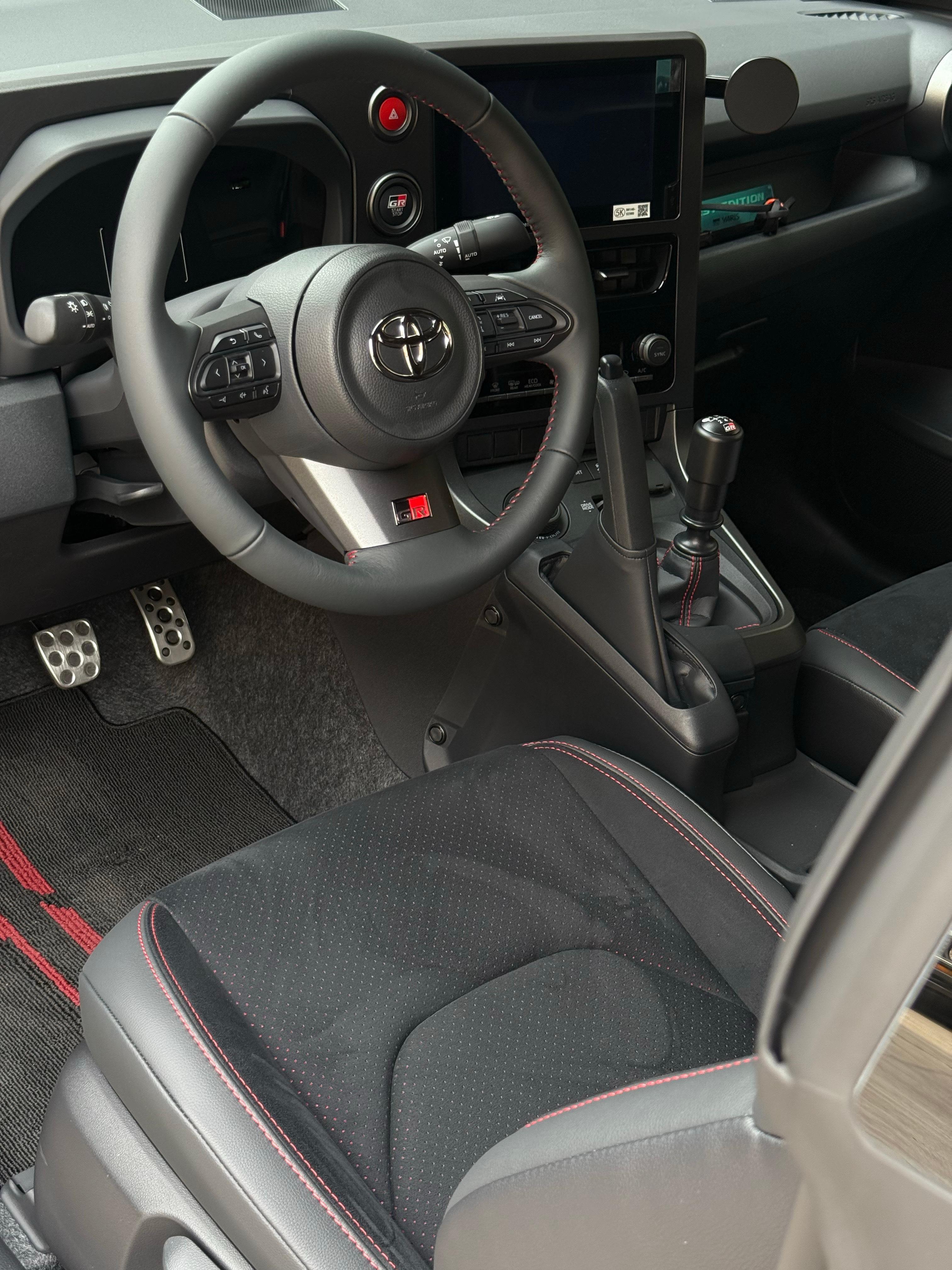 第一个心情件上车，丰田章男拉力师傅胜田先生，他们家出品的排挡头。高度增加以后，手