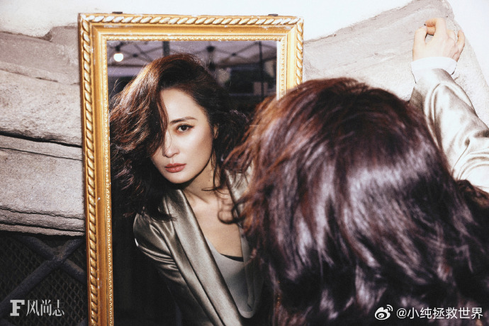 蒋勤勤酷飒风高智感刷到蒋勤勤这组图，瞬间被圈粉，酷飒造型气场拉满，眼神里藏着岁月