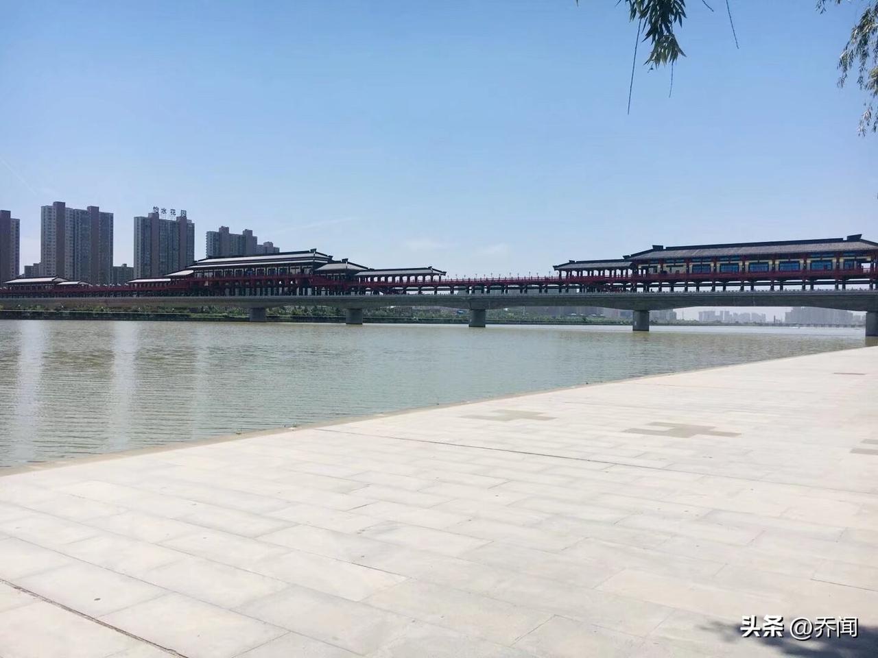 【七绝•滞不求通岂费思】
滞不求通岂费思，莫如自在看花飞。
花开有艳终将谢，顿觉