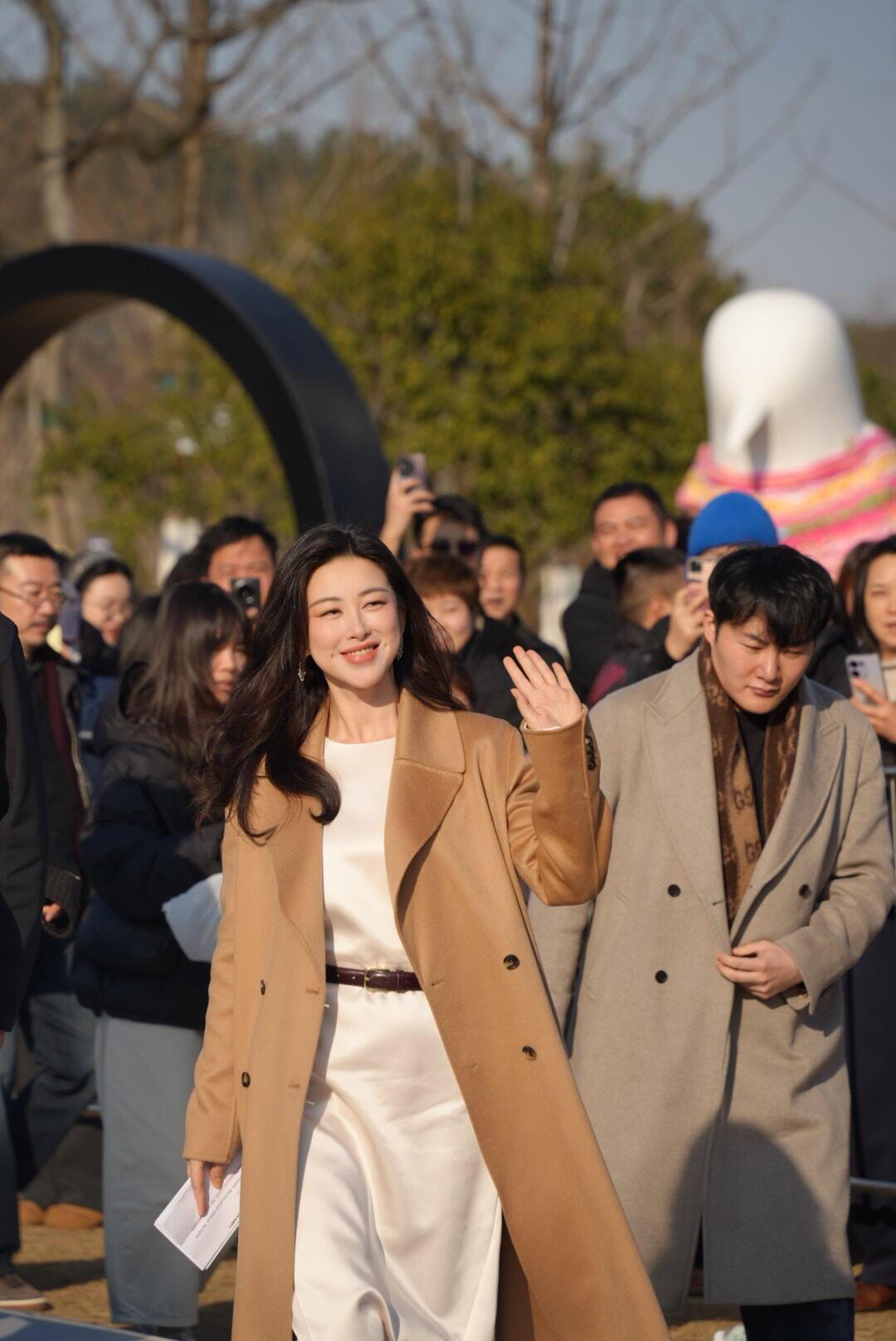 朱珠好美啊！现实比电视更美呢， ​​​
 明艳大美人，太耐老了，完全看不出岁月在