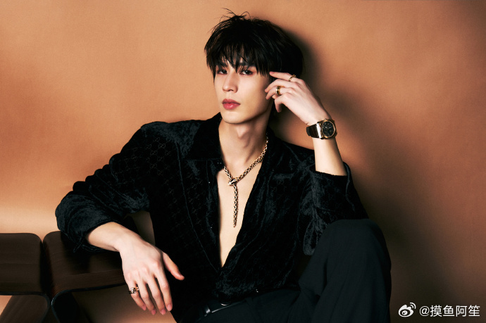 张凌赫从跨年帅到微博之夜张凌赫微博之夜出图，一身都是宝格丽的首饰，高奢的气质拉满