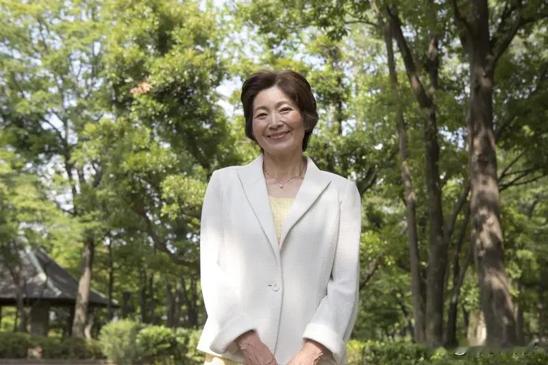 高市早苗被推上日本首相之位，原因挺复杂。从党内来看，自民党经历新总裁选举后，与维