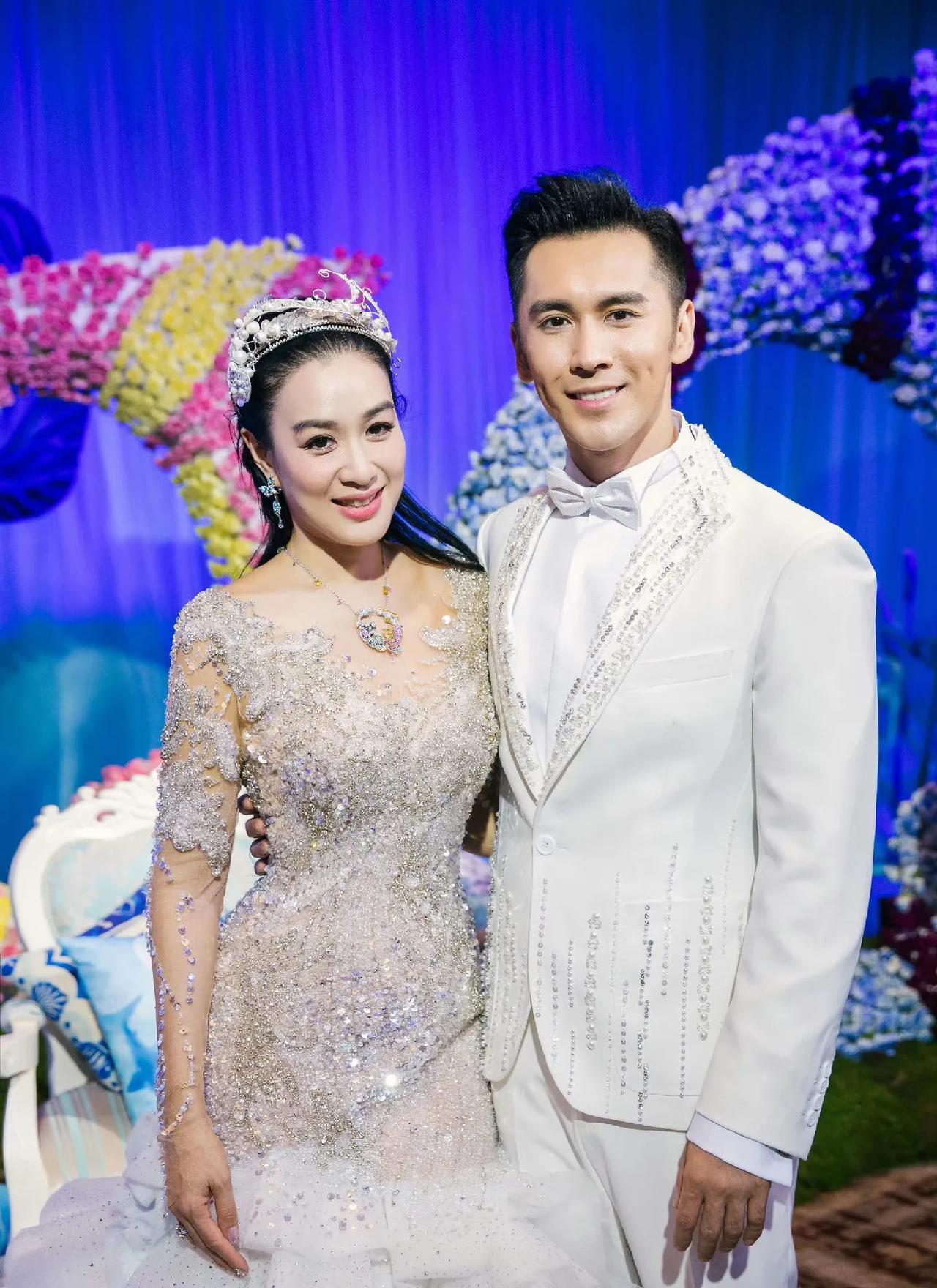 人家钟丽缇第三次结婚，男方张伦硕给了一个梦幻婚礼，真的很重视女方。

张伦硕首先