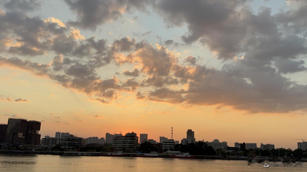 今天是5月3日，星期日，早安。  

生活最好的解药，是放慢节奏，取悦自己。
