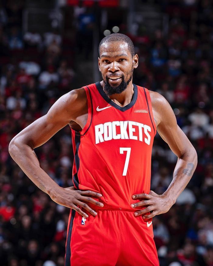 还得是杜兰特啊，今天火箭队和76人的比赛进行到最后一节时，火箭队又全队断电，原本