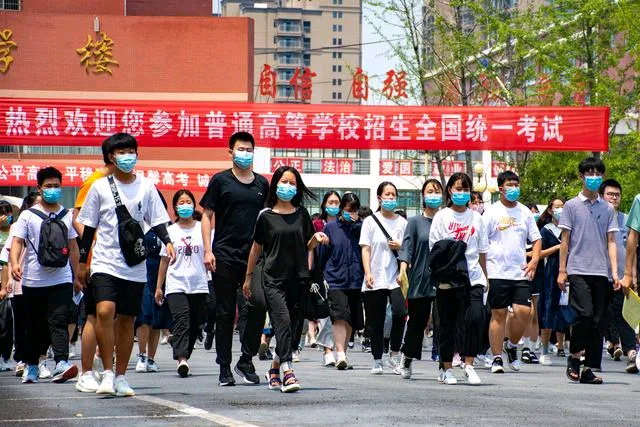 女孩高考708分称清华爸爸是榜样满分传承！女孩斩获708分圆梦清华，直言父亲是榜