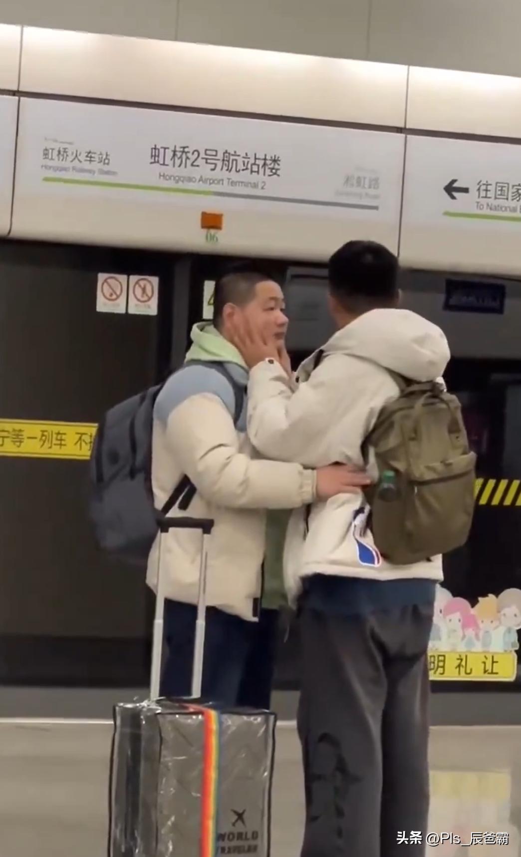 地铁站内，貌似两个情侣，依依不舍的告别。
不是接吻时间太短，是地铁等待时间不够！