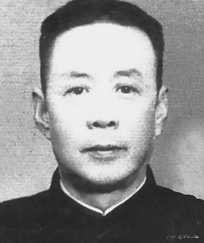 1939年，国军中将陈铁在山西设宴款待彭德怀，陈铁的夫人在倒茶时悄悄说道：“现在