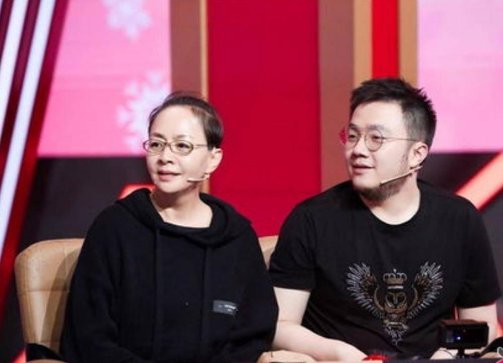 [绿帽子]演员宋丹丹在自己的新书《幸福深处》写过这样一个故事：
[惊呆]有一次她
