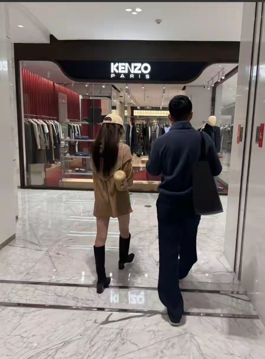 汪小菲夫妻俩逛北京 SKP ，没有亲密互动，很松弛，马筱梅穿搭简约 ​​​