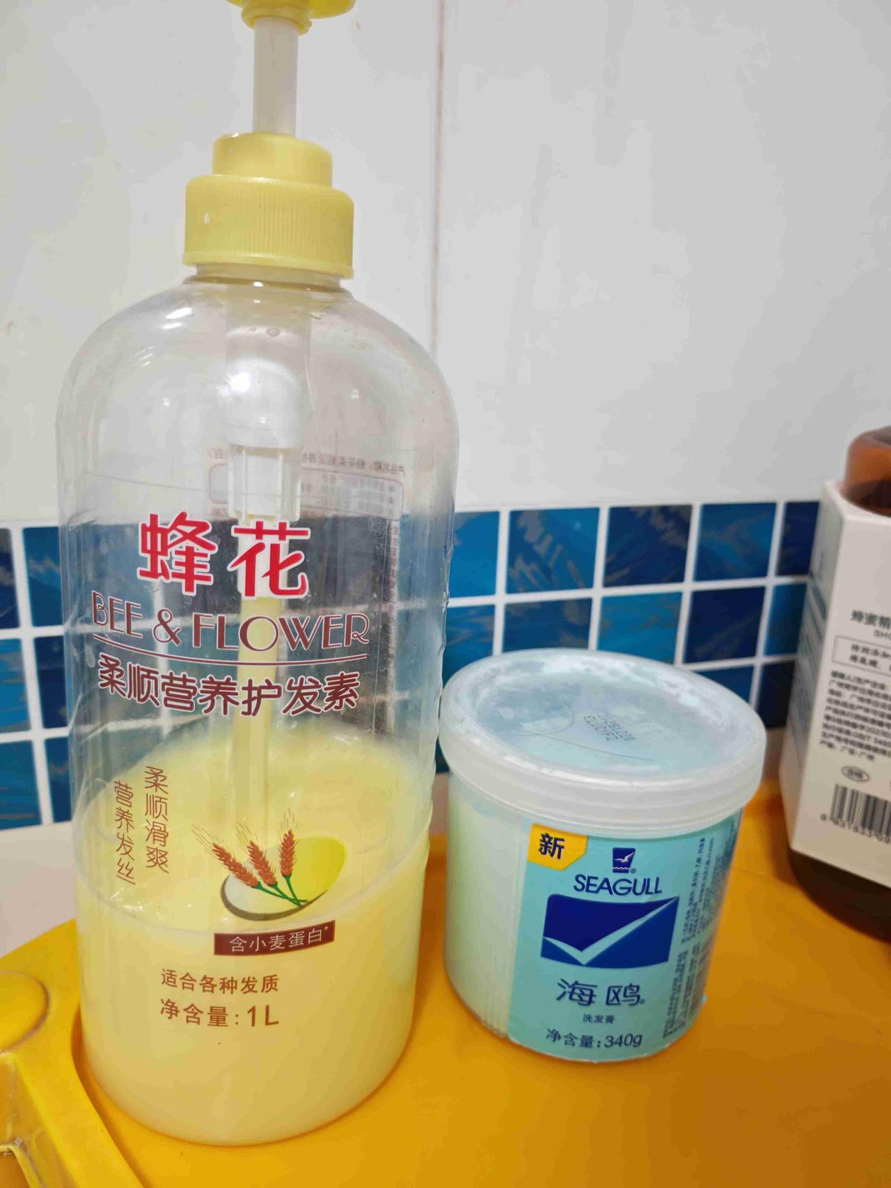这么多年我的头发，就靠这两样老国货撑着。
 
就是海鸥洗发膏搭配蜂花护发素，简简