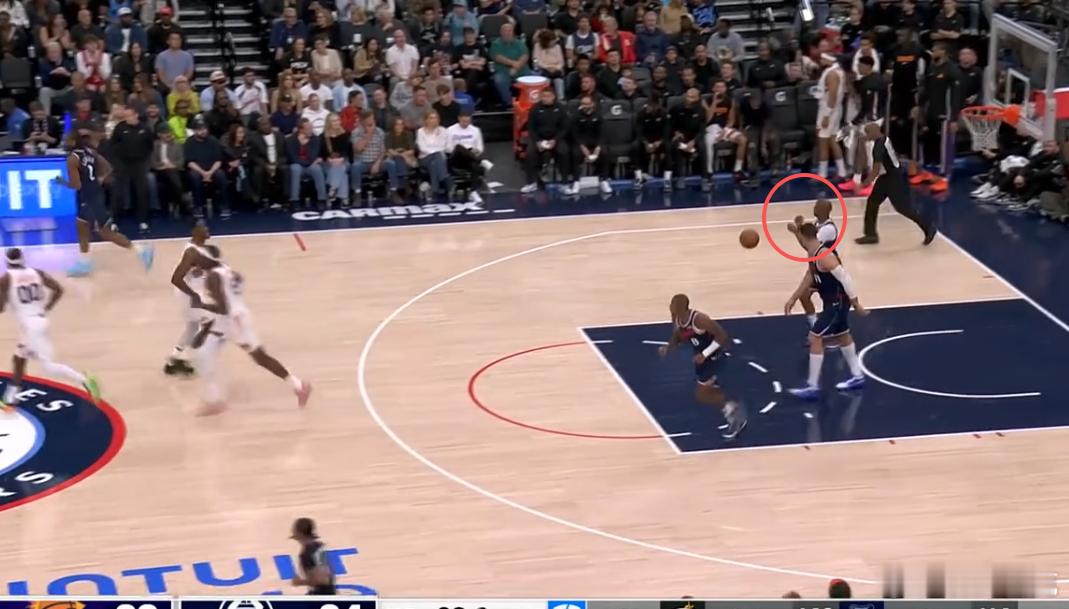 快船-“西班牙挡拆”（Stack/Spain PnR)战术暗号——“双拳交叉叠放