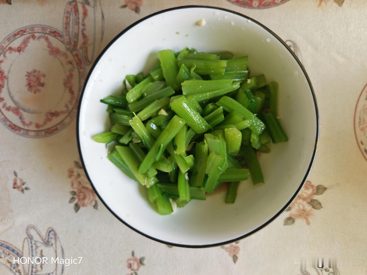 今日早餐爽口拌菜，放点芥末更美味。