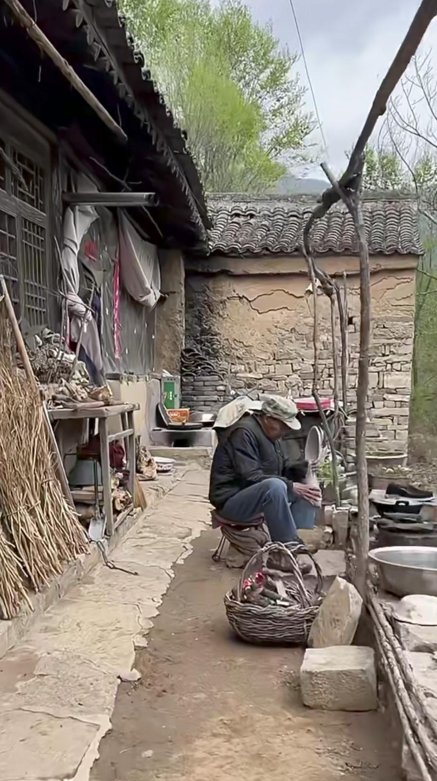 瘫痪娘、精神爹，744分状元逆袭，后来怎样了？
他家的情况，真是烂到根了。妈瘫在