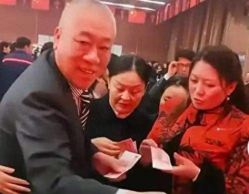 原来她就是崔培军背后的女人，实力背景不一般，事事都有她兜底