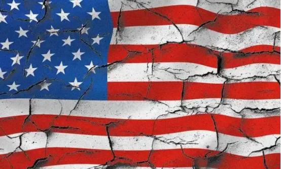 霍尔木兹海峡，这条全球能源咽喉，在2026年成为照出美国霸权衰落的镜子。伊朗以锁