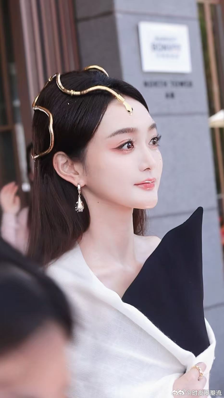 何泓姗浪姐腹黑金蛇造型 惊艳麻了！何泓姗浪姐舞台，黑金配色碰撞，冷艳气质与甜美长