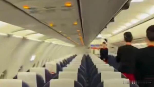 2月1日，一名游客购买了200元的机票，乘坐四川航空3U6676次航班从九寨沟飞