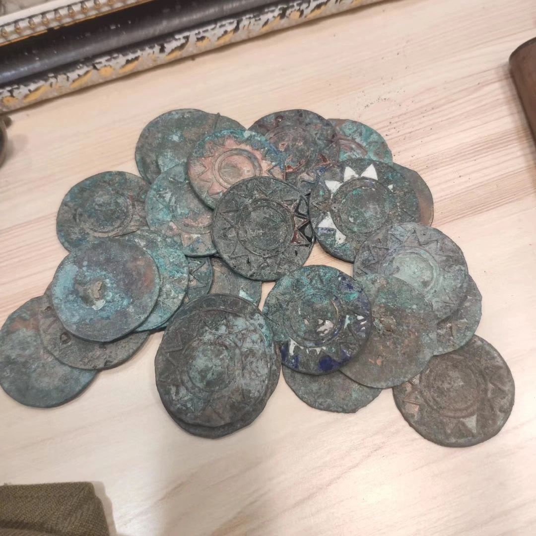 本馆藏品：南京保卫战我军将士遗留徽。