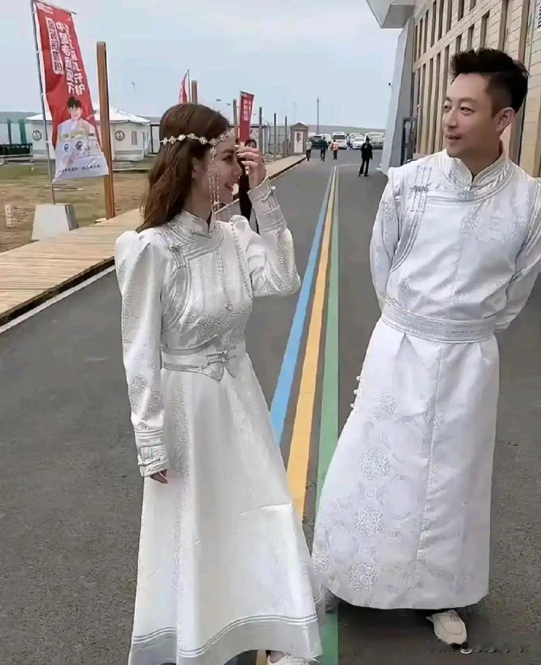 汪小菲马筱梅带两孩子到内蒙古大草原游玩，小玥儿背影像极了大S！[灵光一闪][灵光