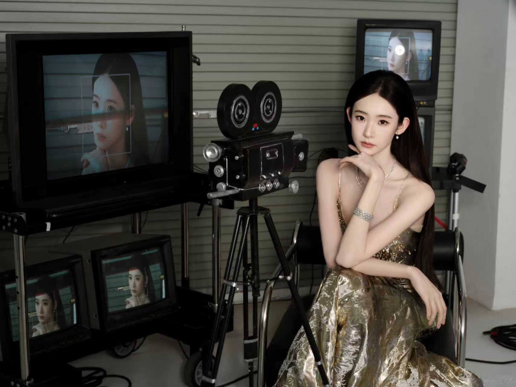 张艺凡鎏金吊带礼裙张艺凡北京国际电影节造型  张艺凡北京国际电影节造型鎏金吊带礼