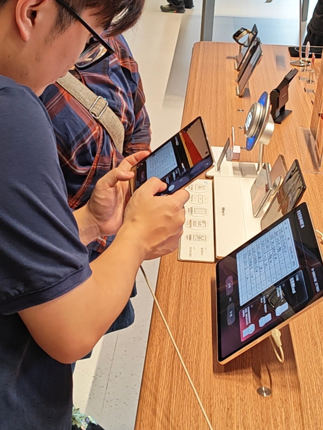 荣耀能处，有事儿真上 当你手忙脚乱的时侯，三分屏能同时完成多任务。你想用iPho