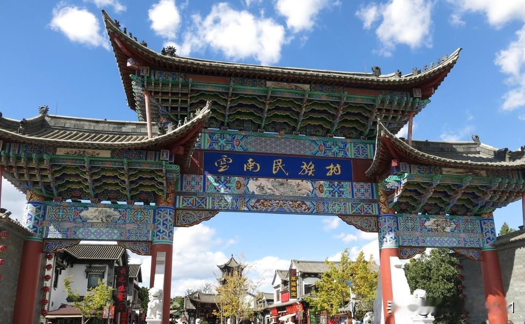 昆明素有“春城”之称，四季如春，不仅是通往云南各地的交通枢纽，本身也集自然奇观、