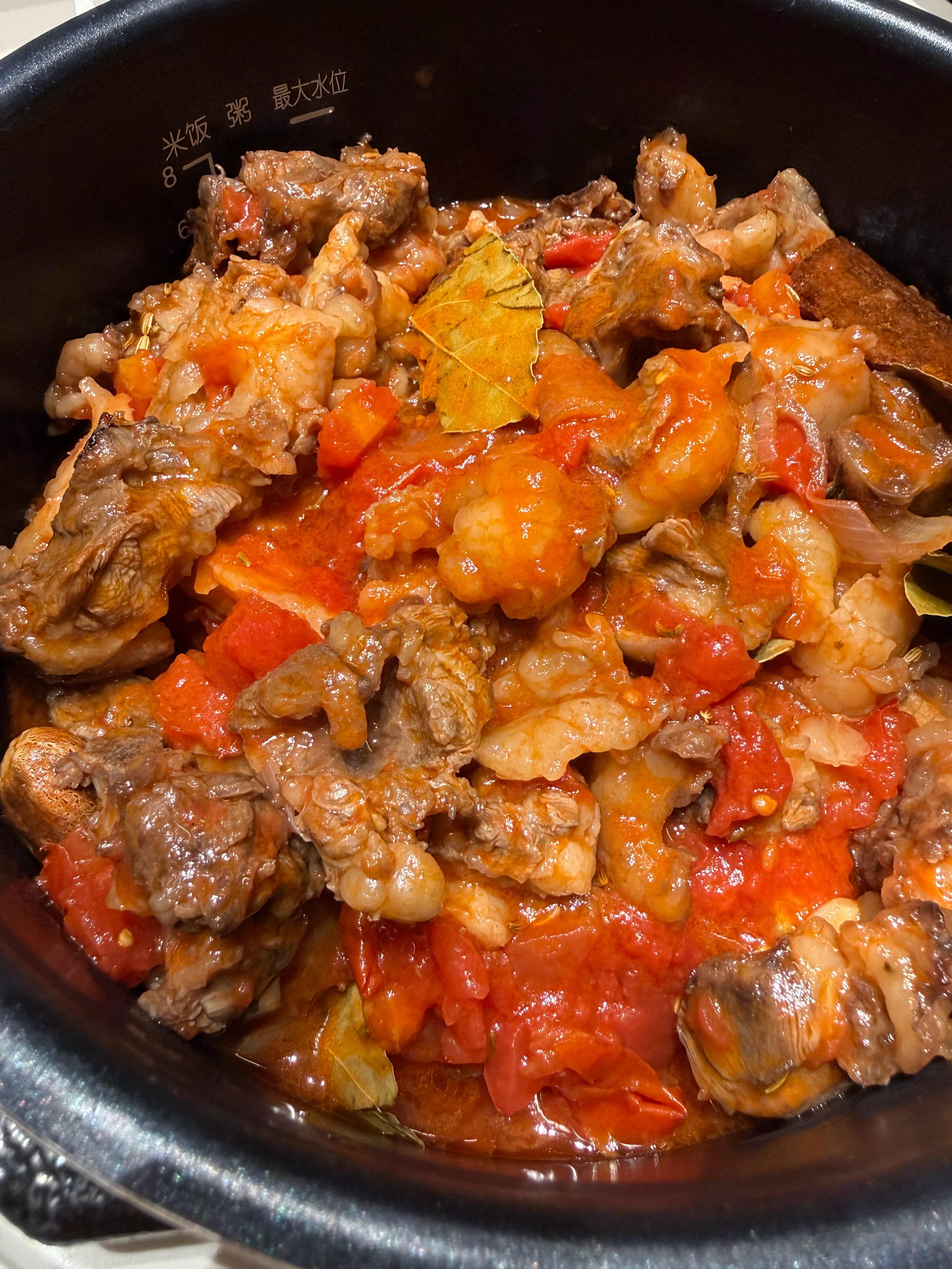 准备炖牛腩晚上吃西红柿土豆牛腩好好吃饭小婉家的餐桌 ​​​