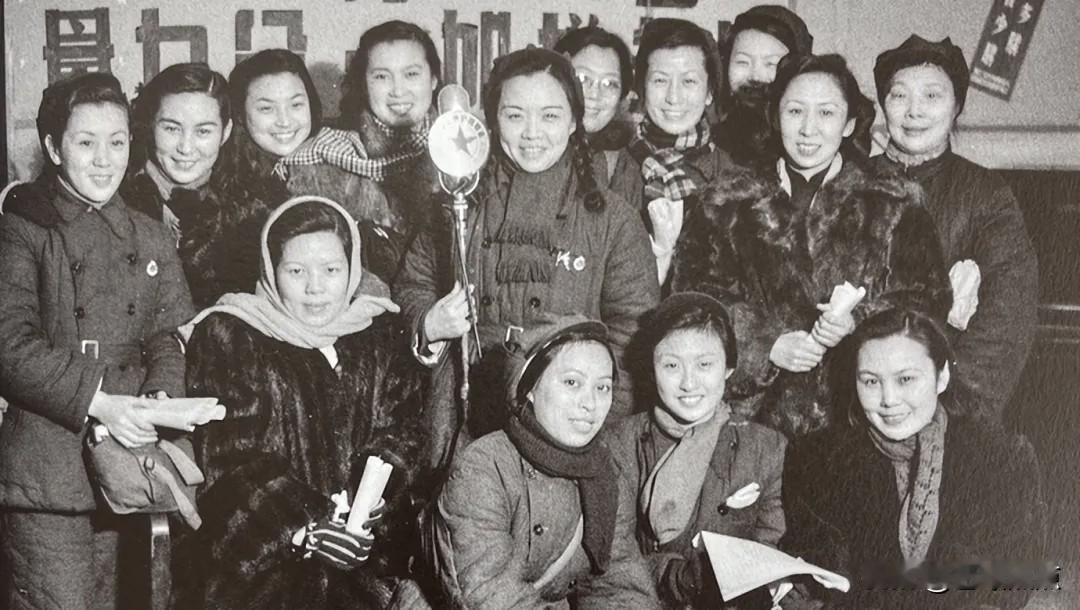 这张老照片，看到了许多老电影明星。
经典影片《一江春水向东流》中的白杨（饰素芬）