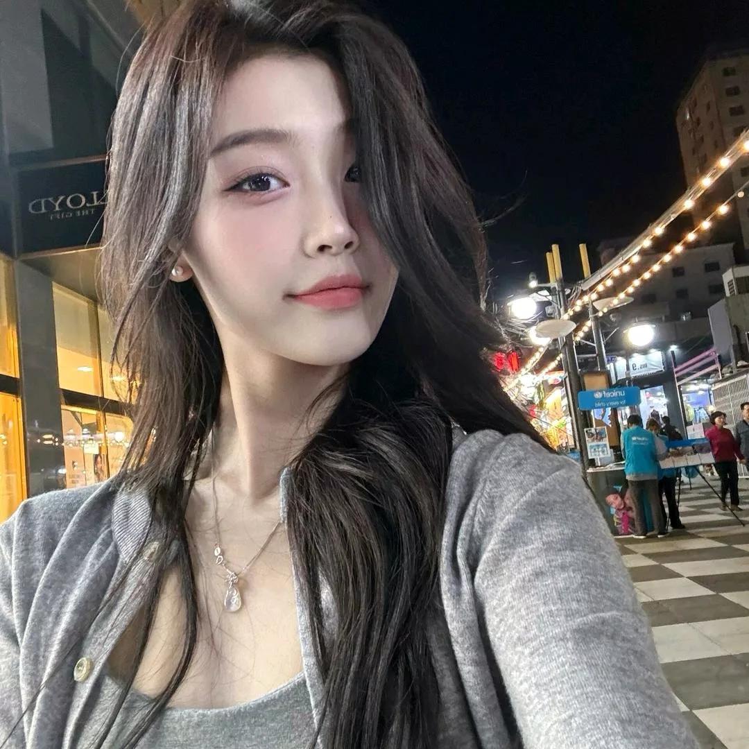 夜晚的街景，少女自拍美照。