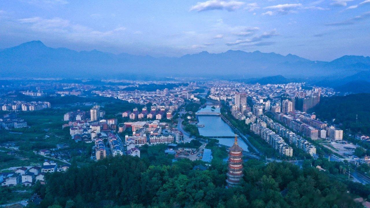 【万里挑一 童话云和】云和是全国唯一的，拥有云和梯田、仙宫湖景区白鹤尖、长汀沙滩