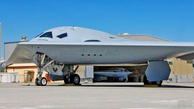 五角大楼将投入45亿美元加快最新B-21“突袭者”隐形轰炸机的生产。 