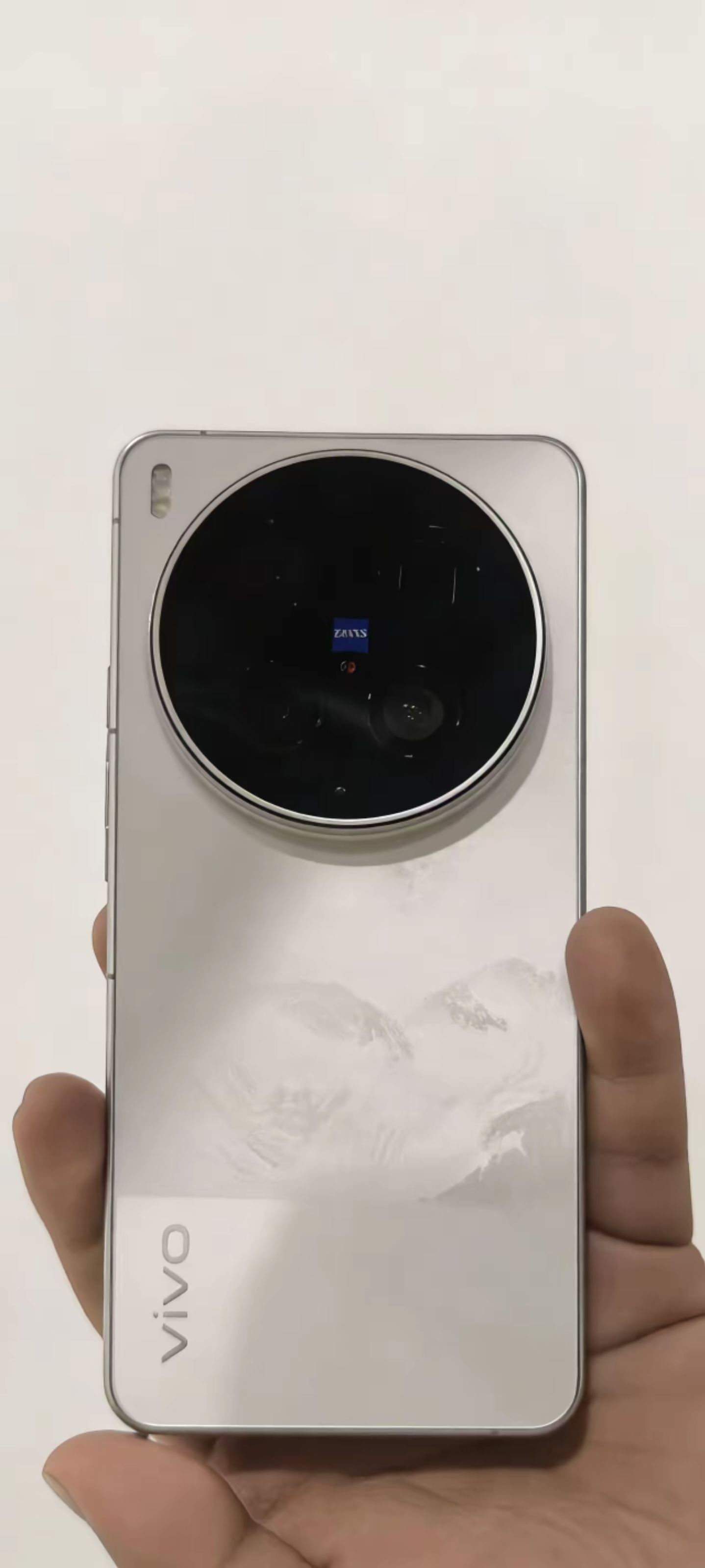去年我说vivo X200 Ultra，是最好看的超大杯。但是系统跟手机外观严重