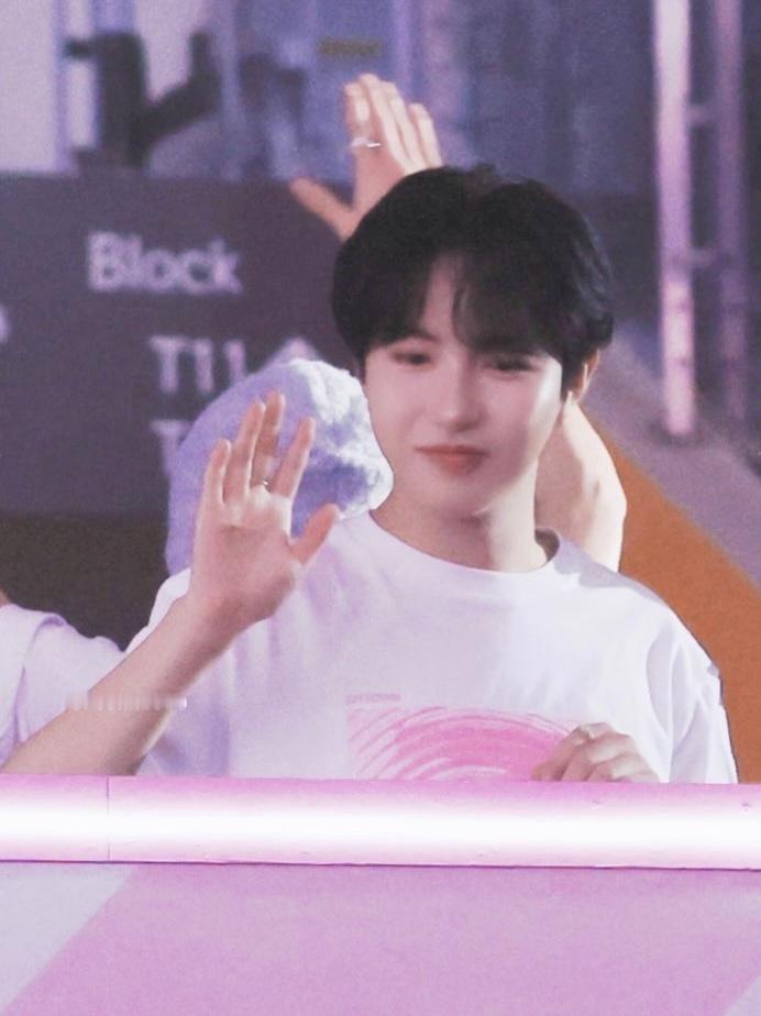 黄仁俊[超话]  hrj  黄仁俊  🤲🏻很努力完成演出的宝宝 