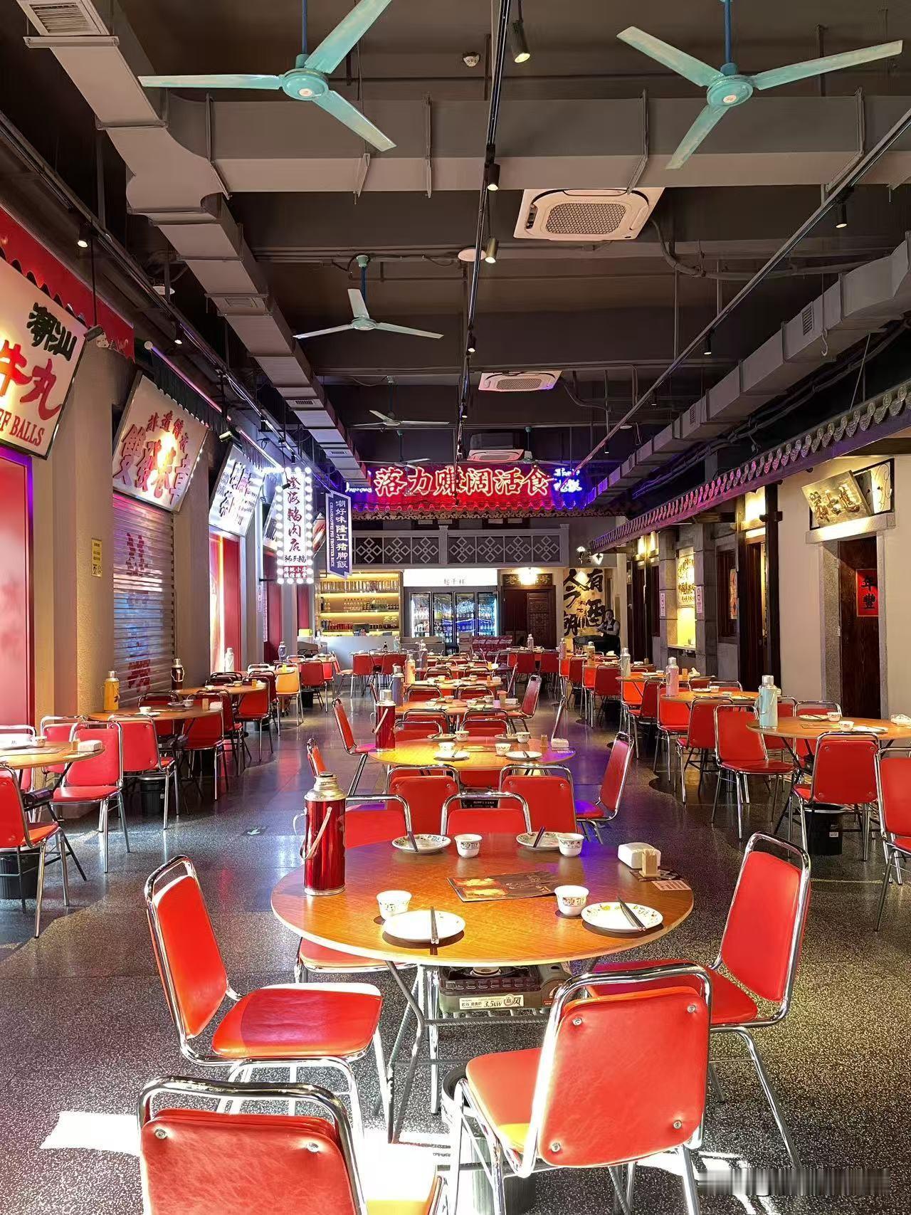 今天是我老伴85岁生日。儿子不在北京，孙子特意安排中午陪我们老两口一起吃饭。爷儿