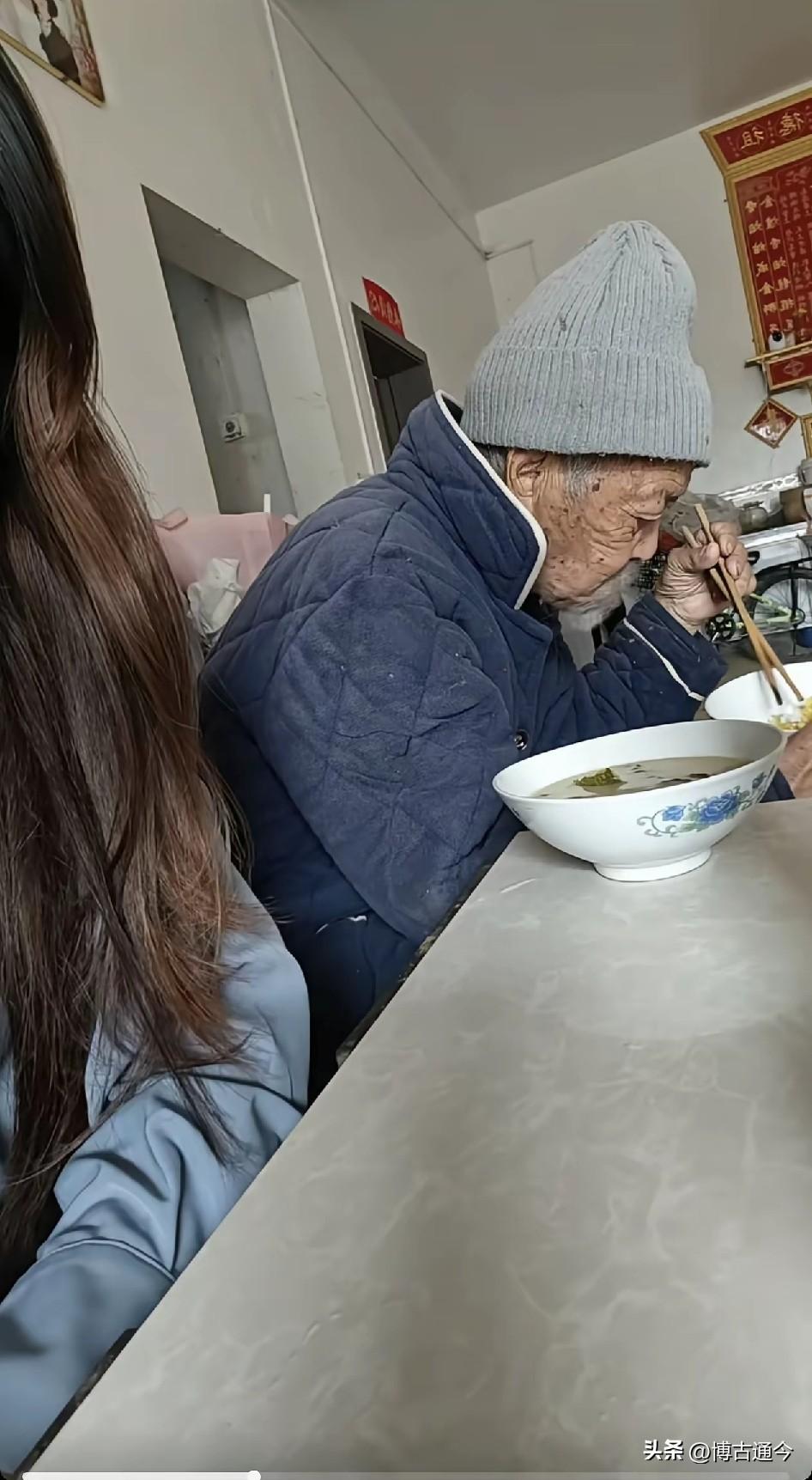 97岁爷爷四子皆离世，无人赡养，我们夫妻一扛就是好几年
 
爷爷今年97岁，四个