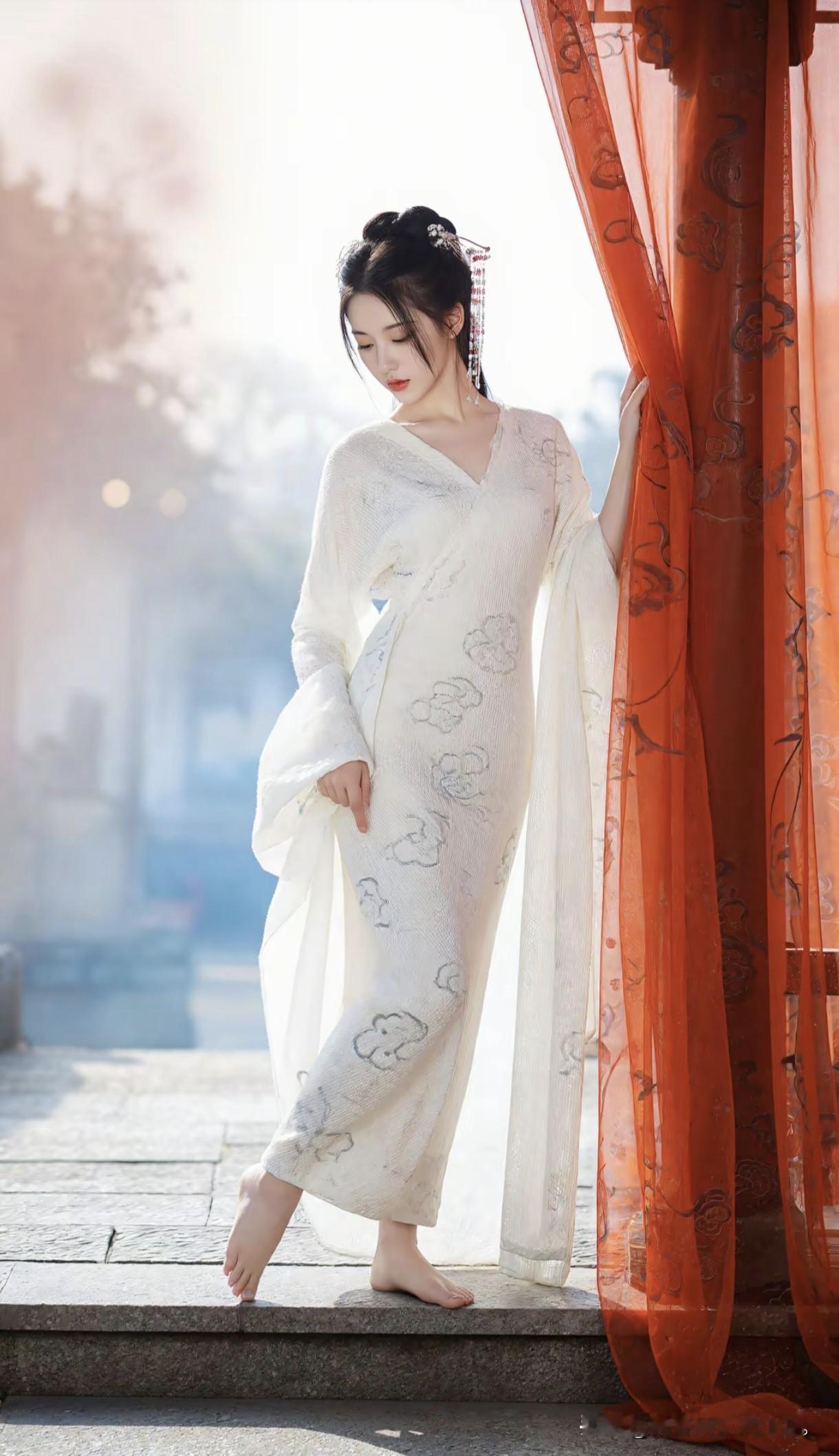 一袭白衣，轻纱飘逸，笑看红尘”🌸💃🏻古典女性美 淡雅古装照 古典温婉美人