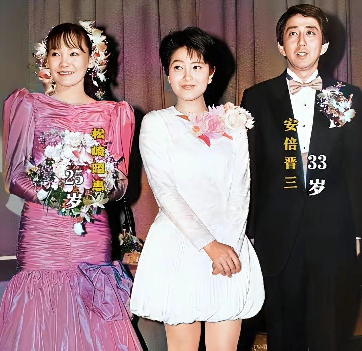 80年代，安倍晋三和25岁的松崎昭惠在婚礼上与友人的一张留影，虽膝下无子但非常的